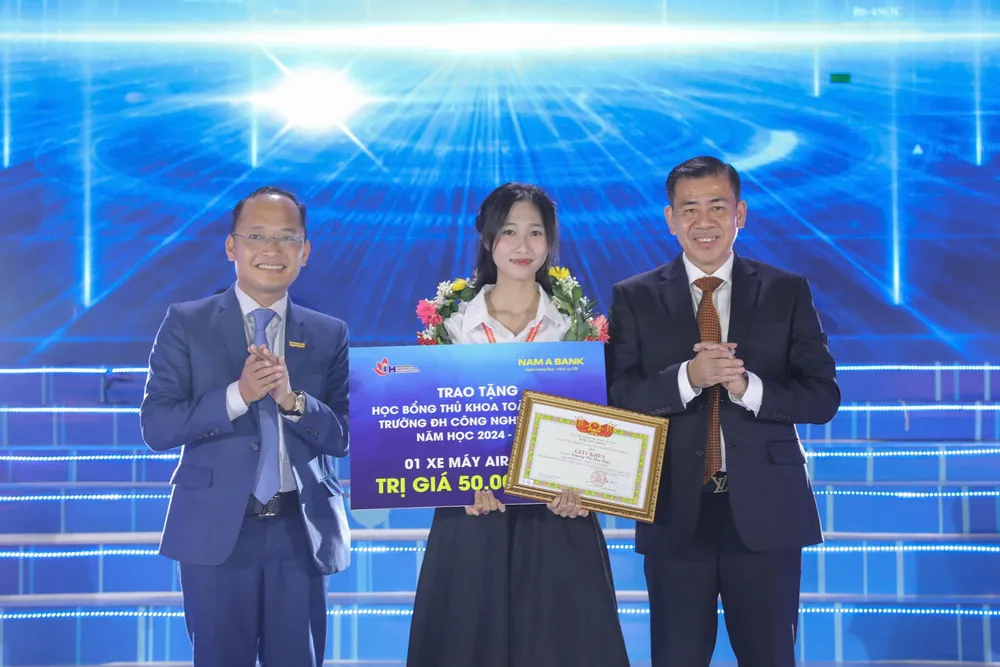 Thủ khoa Trương Thị Thu Thuỷ nhận thưởng gồm giấy khen chiếc xe máy tại buổi lễ khai giảng. Trường ĐH Công nghiệp TP.HCM khai giảng