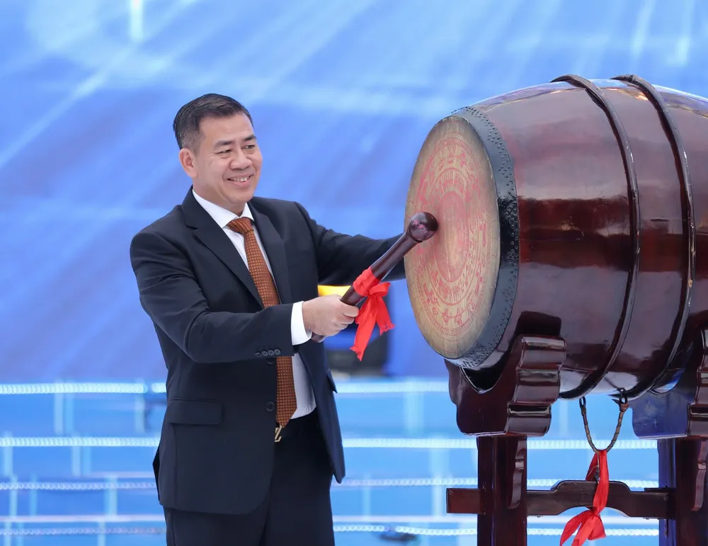 Tiến sĩ Phan Hồng Hải đánh trống khai trường. truong-dh-cong-nghiep-tphcm-khai-giang (3).jpg