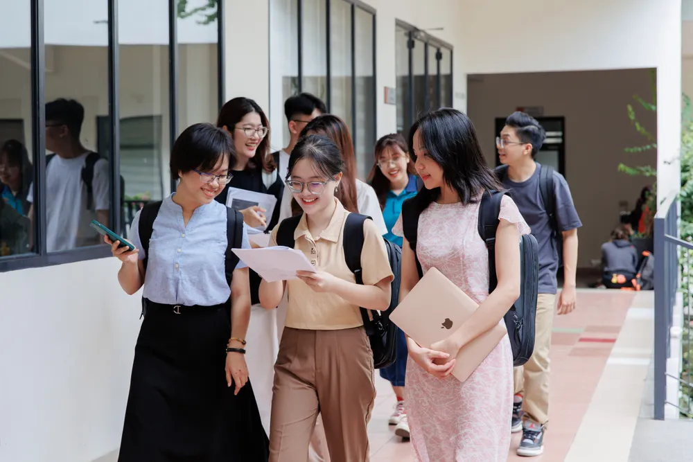 Sinh viên ĐH Kinh tế TP.HCM. Ảnh: TK Trường đại học tặng học bổng cho sinh viên