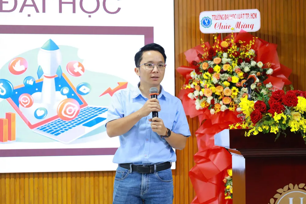 Nhà báo Đỗ Thiện chia sẻ tại buổi tập huấn. Trường ĐH Luật TP.HCM tập huấn mạng xã hội