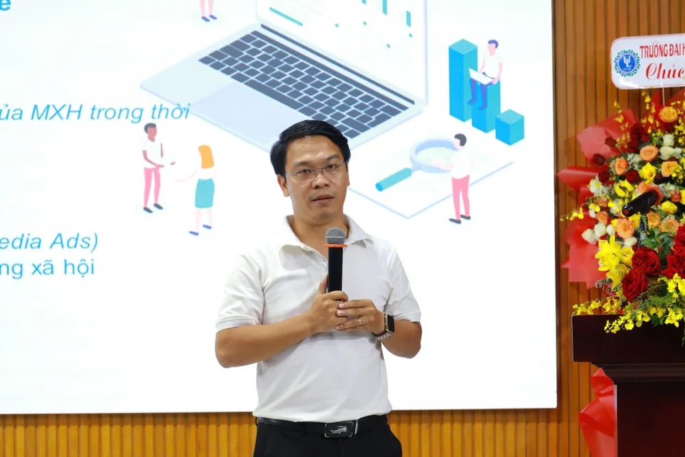 Ông Nguyễn Thắng, Tổ trưởng Tổ Kỹ thuật online của báo Pháp luật TP.HCM hướng dẫn cách xây dựng chiến lược nội dung cho mạng xã hội. truong-dh-luat-tp-hcm-mang-xa-hoi (2).jpg