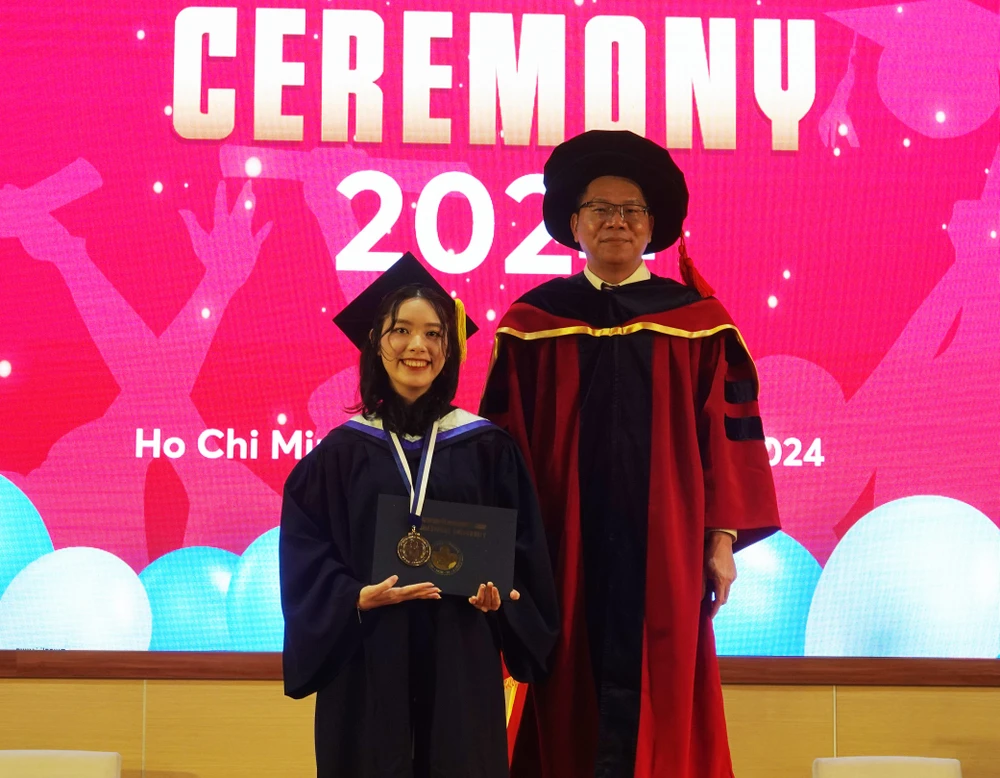 truong-dh-quoc-te-le-tot-nghiep (2).jpg