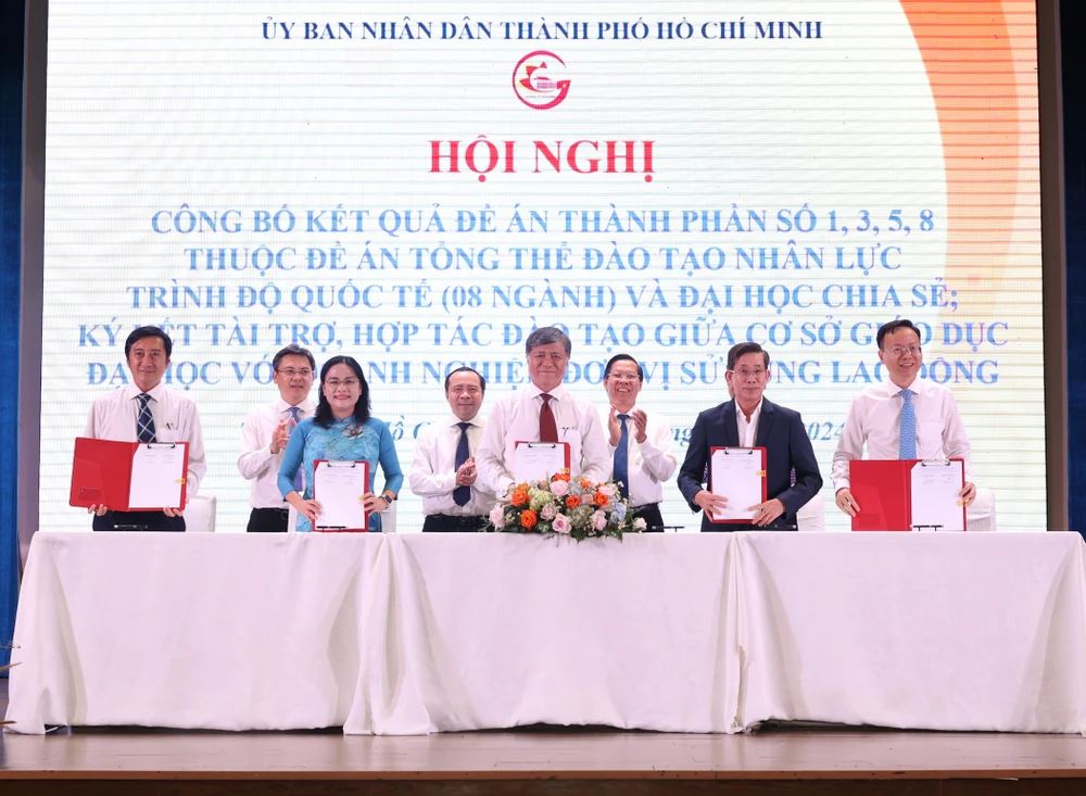 chu-tich-ubnd-tp-hcm (2).JPG