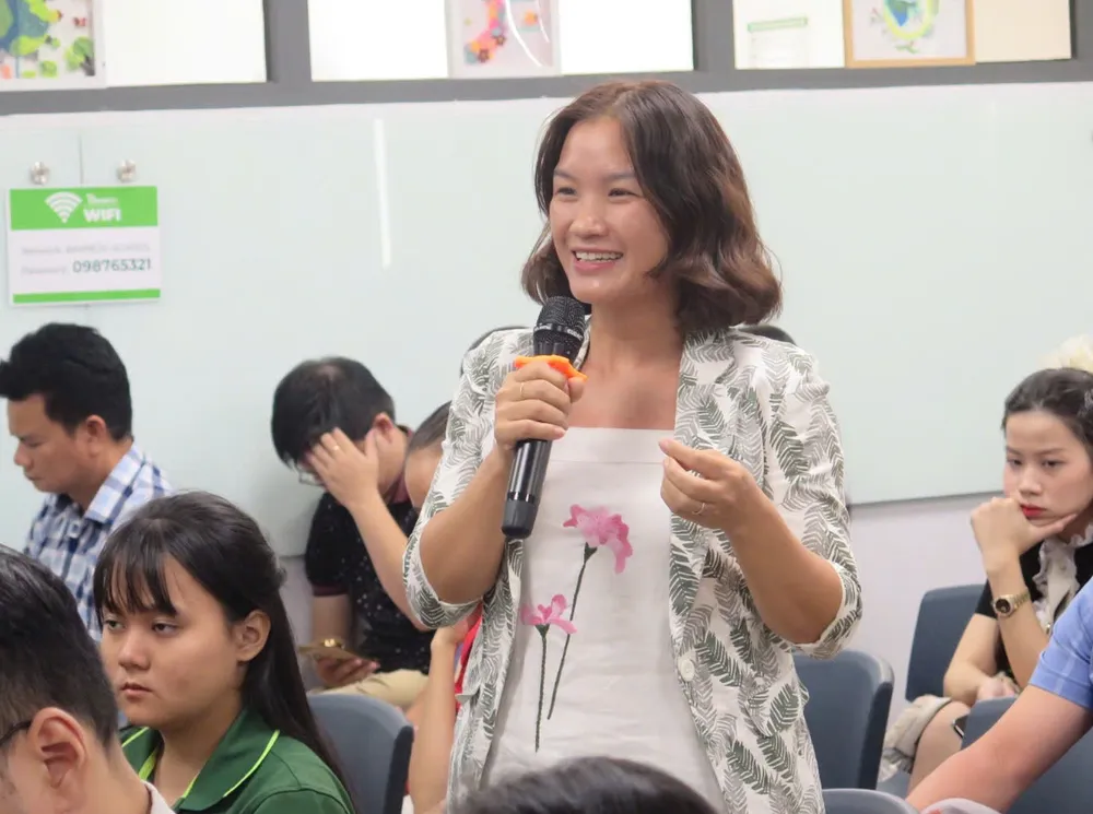 Phụ huynh khóc ra mắt sách dạy con trong hạnh phúc