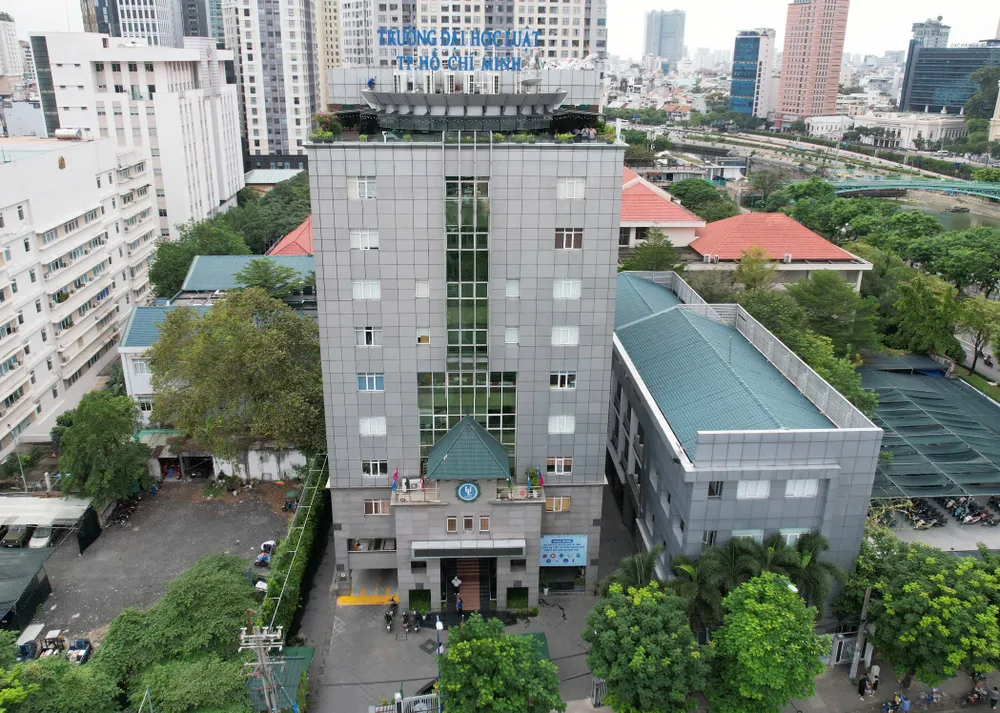 truong-dh-luat-tp-hcm (3).jpg