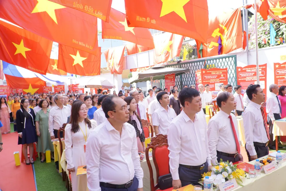 Những lá cờ tổ quốc từ khắp mọi miền được tung bay tại triển lãm. Ảnh: NT Trường cao đẳng Đại Việt Sài Gòn triển lãm
