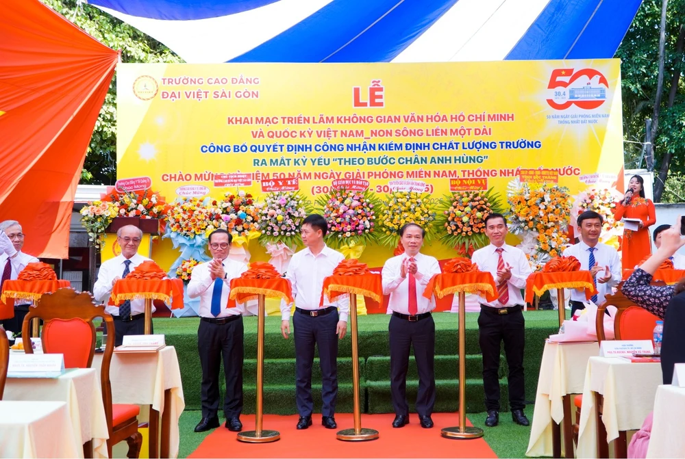 Đại diện lãnh đạo trường và các quan khách cắt băng khánh thành không gian triển lãm. truong-cao-dang-dai-viet-sai-gon-la-co-to-quoc (4).jpg