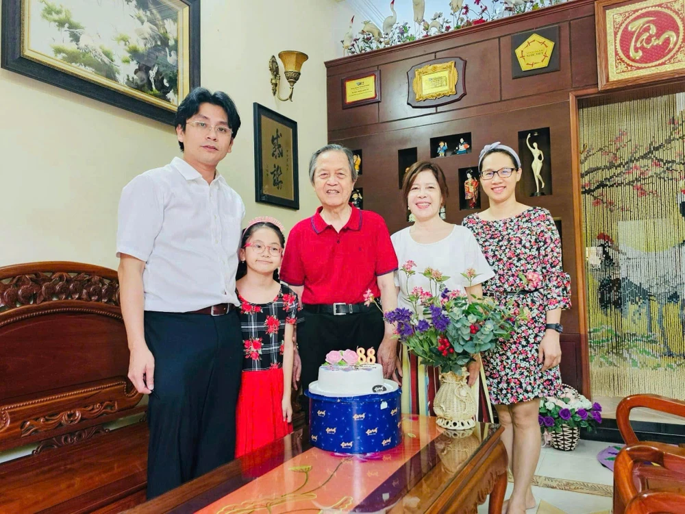 giao-su-dang-luong-mo (2).jpg