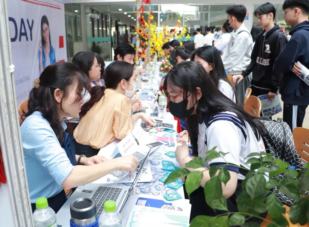 Thí sinh giỏi nhận học bổng tuyển sinh ĐH 2025