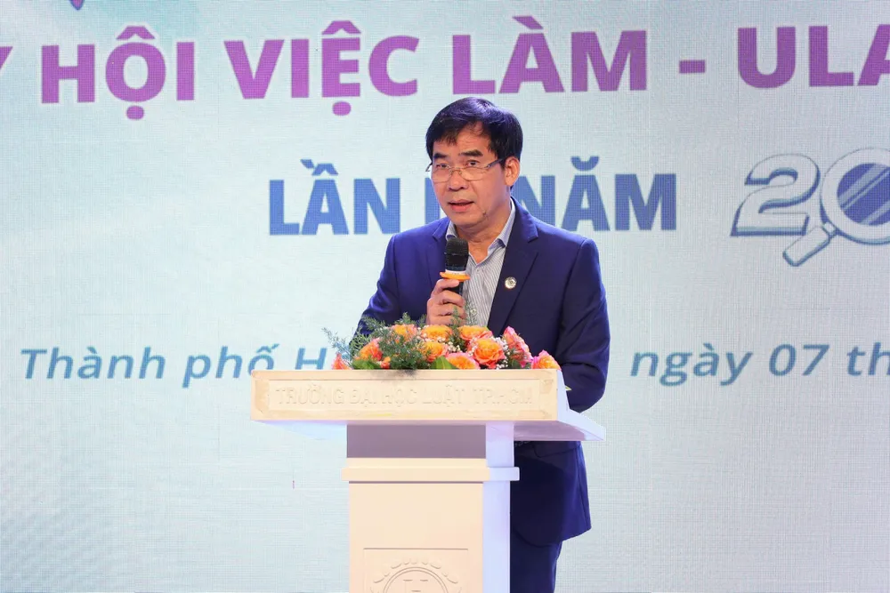Tiến sĩ Lê Trường Sơn phát biểu tại ngày hội. Ảnh: NT sinh-vien-truong-dh-luat-tp-hcm (1).jpg