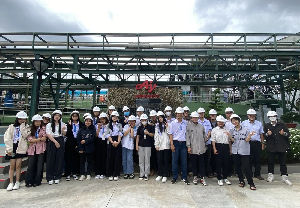 sinh vien tham quan nha may ajinomoto.jpg