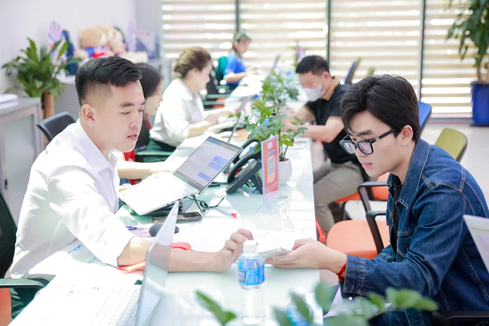 Thí sinh tìm hiểu thông tin tuyển sinh tại Trường ĐH Kinh tế - Tài chính TP.HCM (UEF). Ảnh: NT Điểm sàn thi tốt nghiệp THPT năm 2025