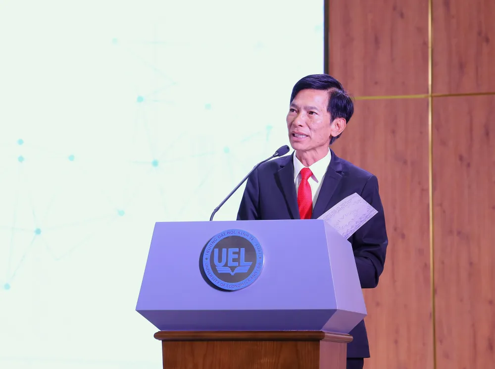 TS Trần Thanh Long phát biểu tại lễ khai mạc Hội thảo APMC 2025 về phát triển kinh tế bền vững tại UEL