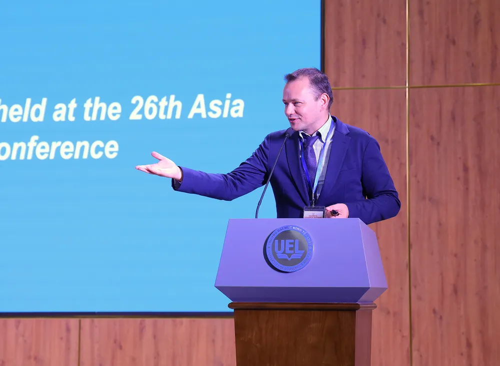 GS Yves Wautelet chia sẻ về vấn đề chuyển đổi kép cho phát triển kinh tế bền vững hoi-thao-kinh-te-ben-vung-UEL (2).JPG