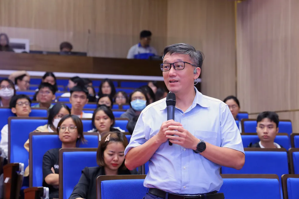 Các đại biểu nêu ý kiến, trao đổi tại hội thảo. Ảnh: BTC hoi-thao-kinh-te-ben-vung-UEL (4).JPG