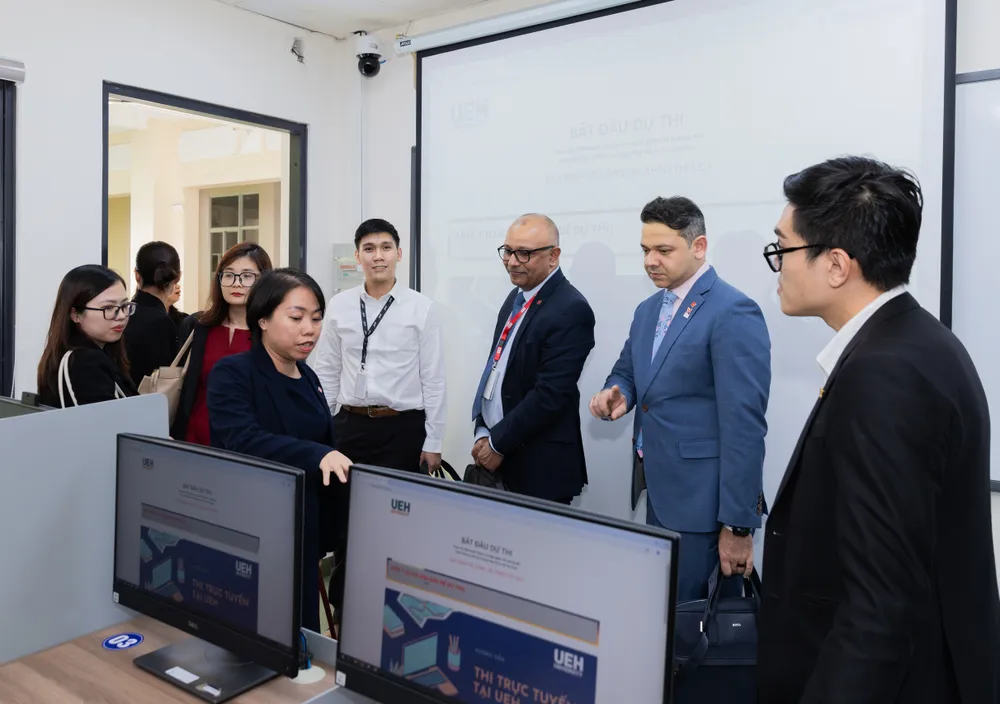 dh-kinh-te-tp-hcm-thi-may-tinh (1).jpg