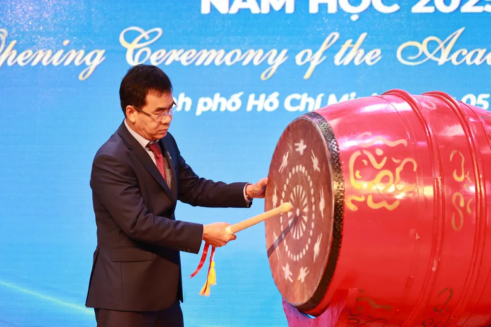 truong-dh-luat-tp-hcm-khai-giang (1).jpg