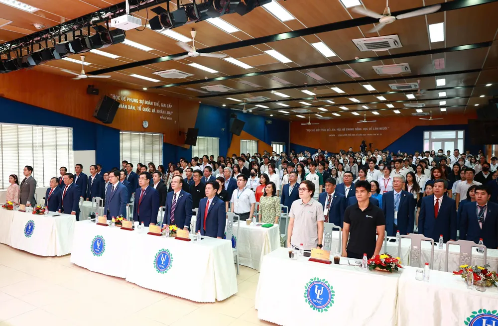 truong-dh-luat-tp-hcm-khai-giang (3).jpg