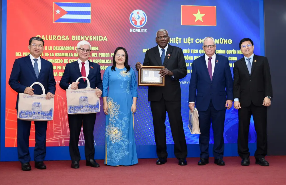 truong-dh-su-pham-ky-thuat-tp-hcm-cuba (5).jpg