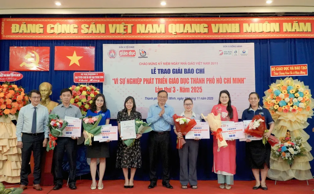 bao-phap-luat-tp-hcm-giai-bao-chi (3).jpg