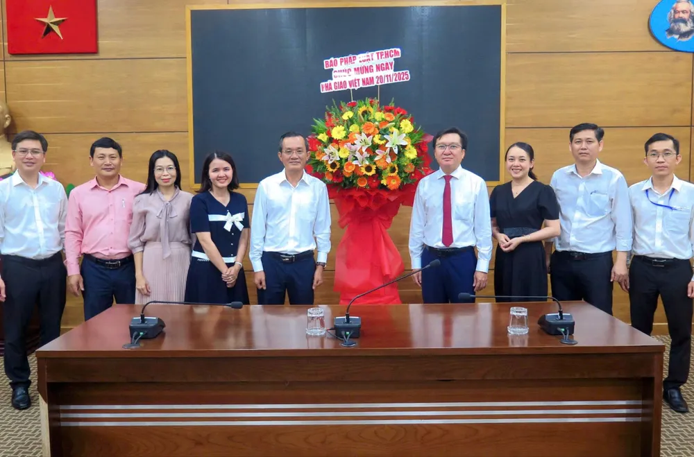 bao-phap-luat-tp-hcm-tham-nha-giao (5).jpg