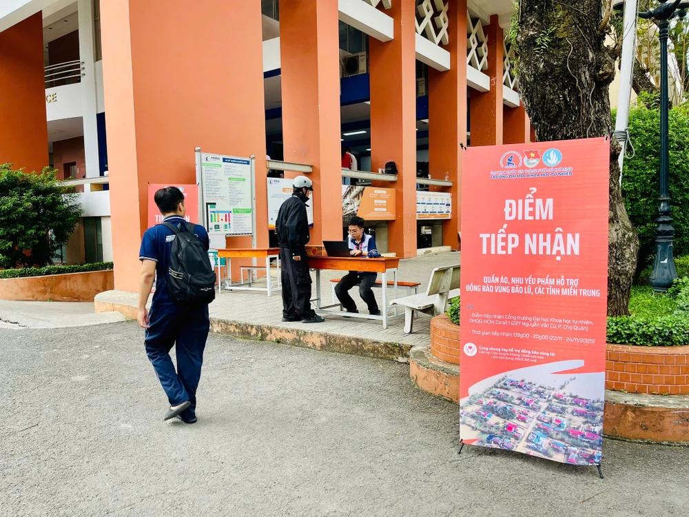 sinh-vien-cuu-tro-dong-bao-vung-lu (3).jpg