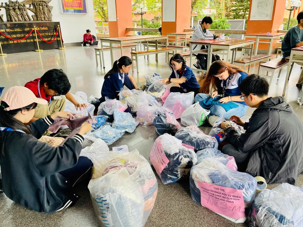 sinh-vien-cuu-tro-dong-bao-vung-lu (5).jpg