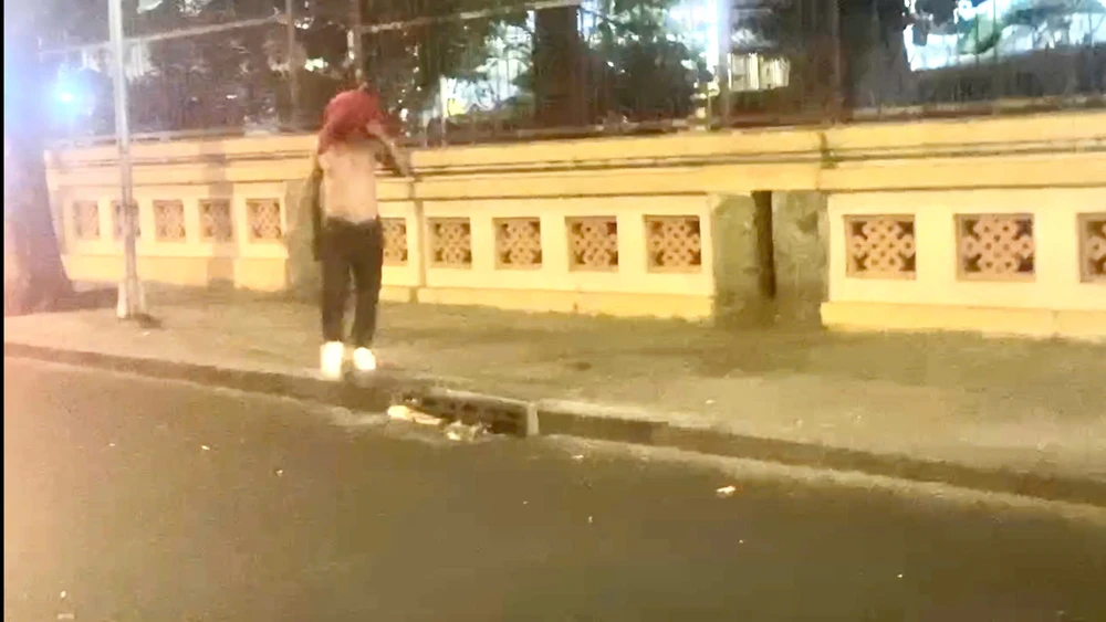 xac-minh-vu-nhom-nguoi-ruot-duoi-dap-pha-xe-taxi-cong-nghe-o-binh-thanh (3).jpg