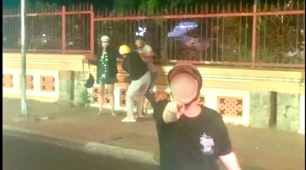 Nhóm người rượt đuổi theo tài xế xe taxi công nghệ chửi bới, đập gãy gương chiếu hậu của xe ô tô. Ảnh cắt từ clip Bắt giữ nhóm người rượt đuổi, đập phá xe giữa đường phố
