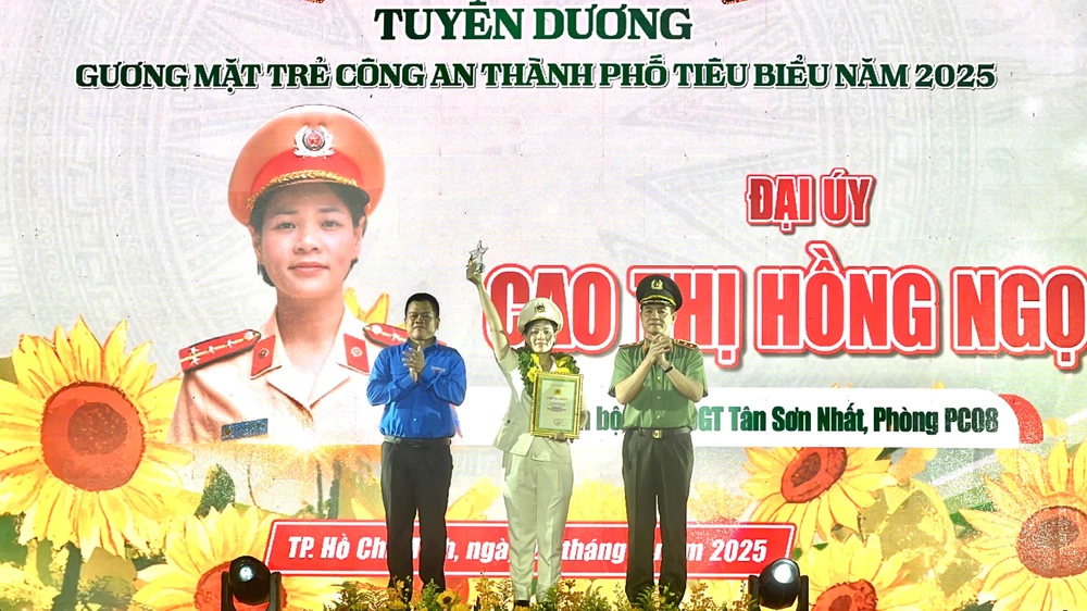Đại úy Cao Thị Hồng Ngọc cán bộ Đội CSGT Tân Sơn Nhất, Phòng PC08 được tuyên dương "Gương mặt trẻ Công an tiêu biểu" năm 2025. Ảnh: PHẠM HẢI cong-an-tp-hcm-tuyen-duong-26-guong-mat-tre-tieu-bieu (1).jpg