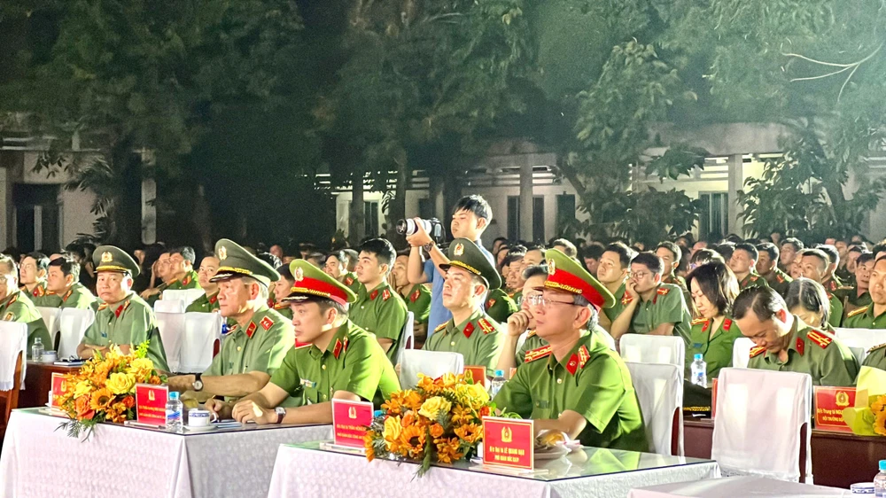 Tham dự chương trình có Trung tướng Lê Hồng Nam – Bí thư Đảng uỷ, Giám đốc Công an TP.HCM; Thiếu tướng Mai Hoàng, Phó Giám đốc CATP; Đại tá Trần Hồng Minh, Phó Giám đốc CATP. Ảnh: PHẠM HẢI Công an TP.HCM tuyên dương 26 gương mặt trẻ tiêu biểu