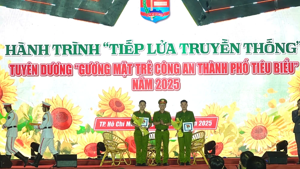 Phần giao lưu các cán bộ Đoàn CATP qua các thời kỳ, chia sẻ kỉ niệm cũng như những kinh nghiệm quý báu của lực lượng CATP. Ảnh: PHẠM HẢI cong-an-tp-hcm-tuyen-duong-26-guong-mat-tre-tieu-bieu (3).jpg