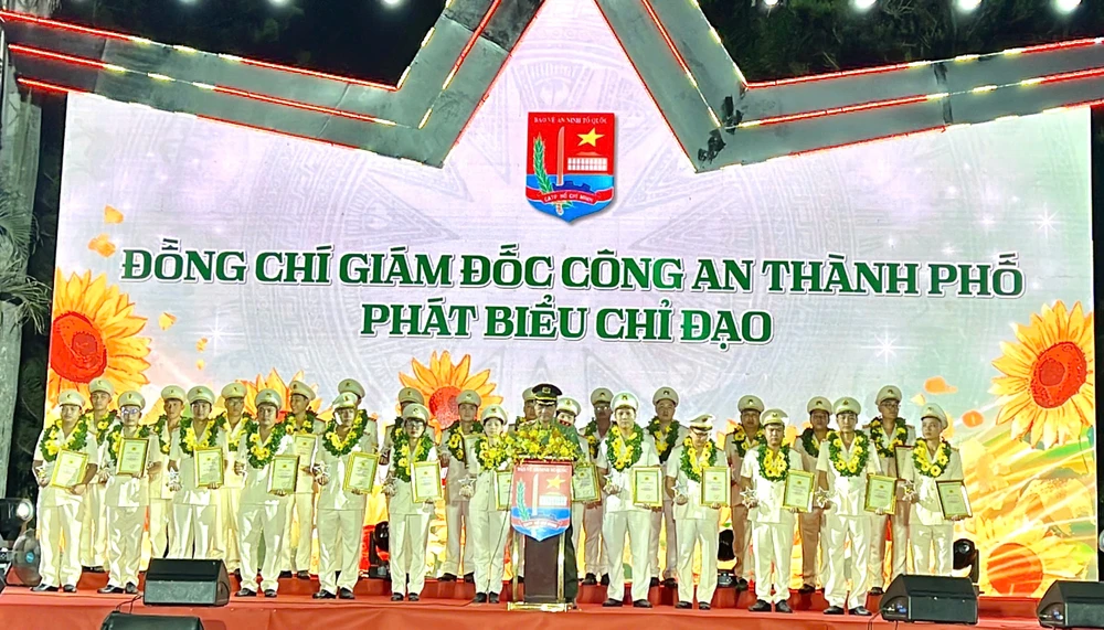 Trung tướng Lê Hồng Nam, Giám đốc CATP cũng chúc mừng 26 gương mặt trẻ tiêu biểu được vinh danh. Ảnh: PHẠM HẢI cong-an-tp-hcm-tuyen-duong-26-guong-mat-tre-tieu-bieu (5).jpg