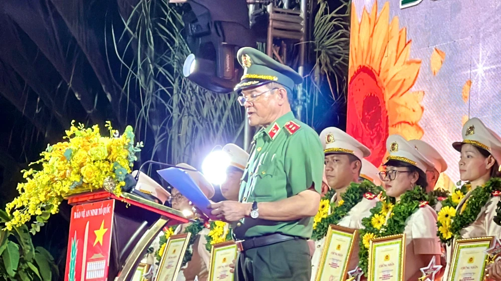 Trung tướng Lê Hồng Nam, Giám đốc CATP đã gửi lời chúc mừng đến toàn thể cán bộ, chiến sĩ, đặc biệt là các đoàn viên thanh niên của CATP nhân dịp kỷ niệm 94 năm Ngày thành lập Đoàn Thanh niên Cộng sản Hồ Chí Minh. Ảnh: PHẠM HẢI cong-an-tp-hcm-tuyen-duong-26-guong-mat-tre-tieu-bieu (6).jpg