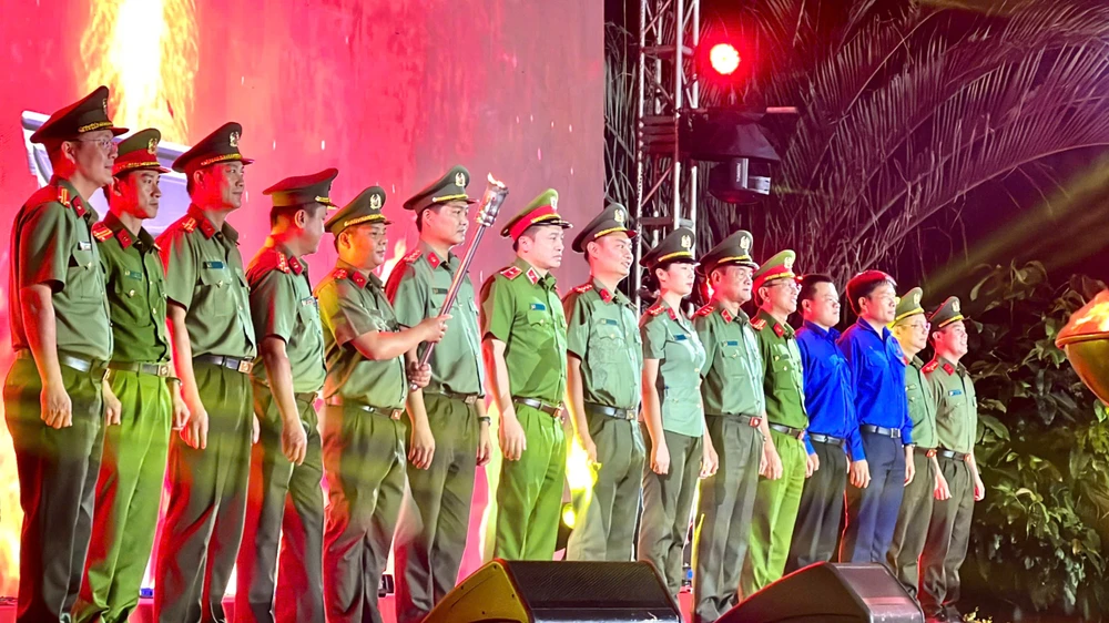 Trung tướng Lê Hồng Nam, Giám đốc CATP cùng các nguyên lãnh đạo Đoàn Thanh niên CATP qua các thời kỳ bế mạc chương trình. Ảnh: PHẠM HẢI cong-an-tp-hcm-tuyen-duong-26-guong-mat-tre-tieu-bieu (7).jpg