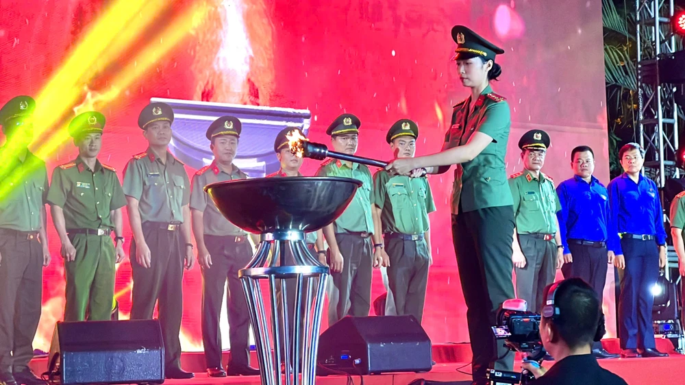 Trung tướng Lê Hồng Nam, Giám đốc CATP cùng các nguyên lãnh đạo Đoàn Thanh niên CATP qua các thời kỳ thực hiện nghi thức thắp lửa truyền thống. Ảnh: PHẠM HẢI cong-an-tp-hcm-tuyen-duong-26-guong-mat-tre-tieu-bieu (8).jpg