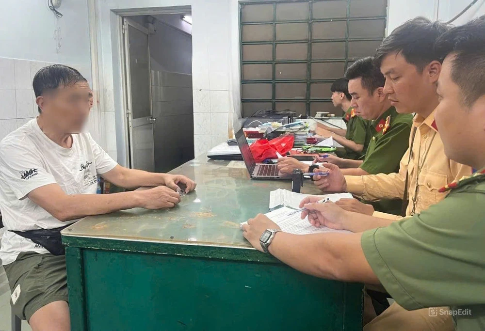 tp-hcm-canh-sat-giao-thong-xu-phat-2-nguoi-dieu-khien-vali-chay-tren-duong-pho (3).jpg