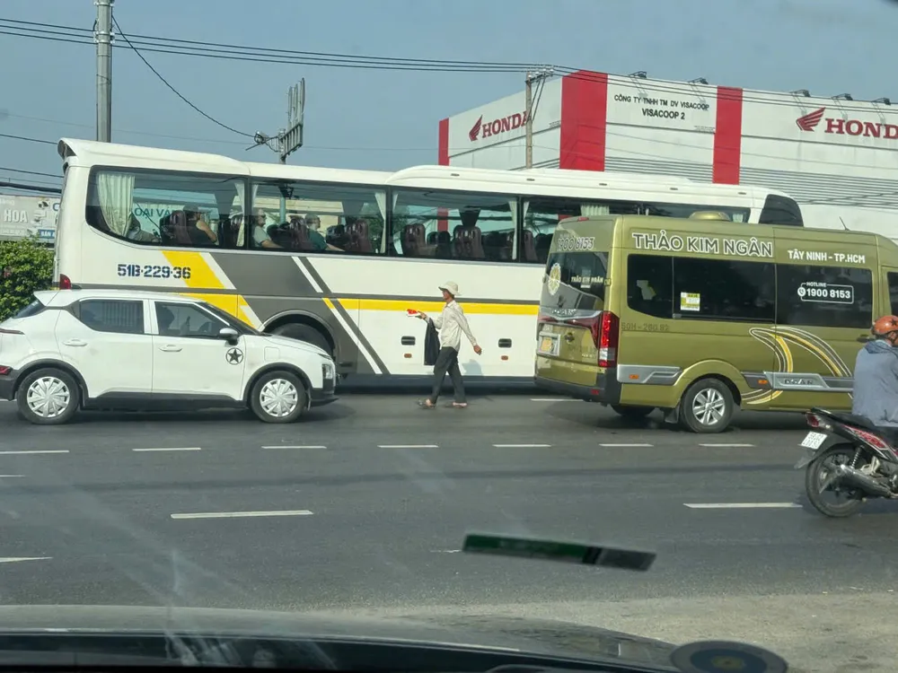 csgt-xu-phat-nhieu-truong-hop-di-bo-qua-duong-khong-dung-noi-quy-dinh (2).jpg