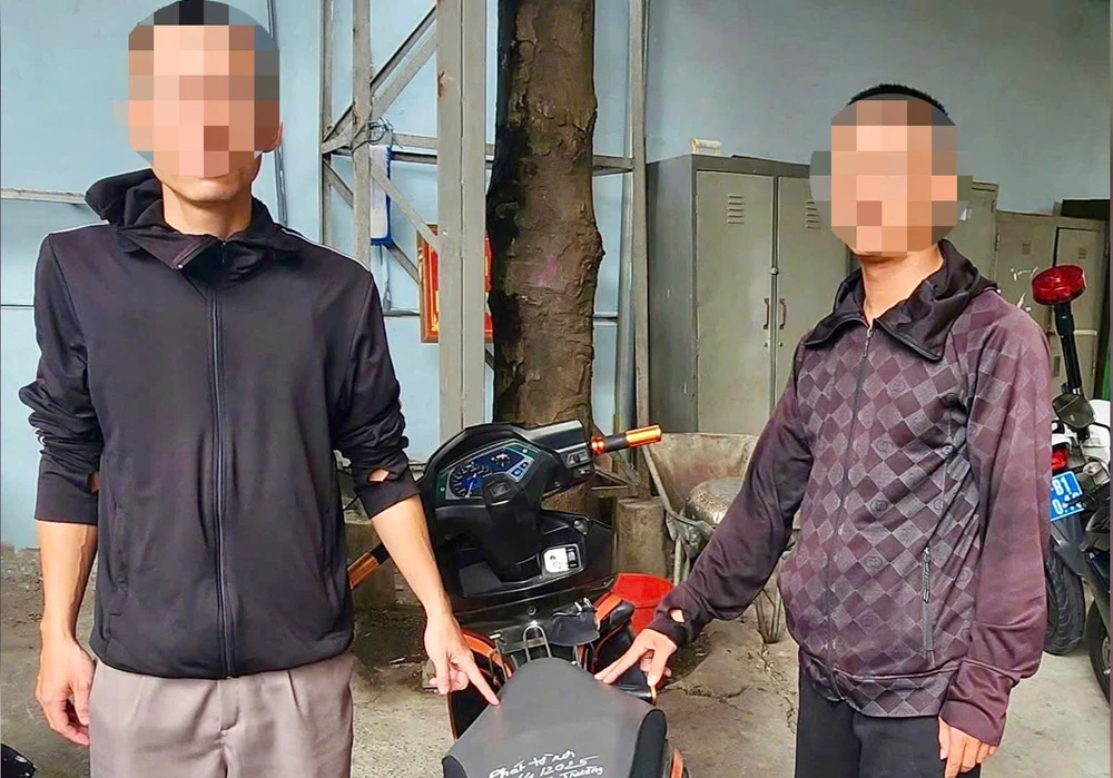 ngan-chan-kip-thoi-2-thanh-nien-rai-hon-1-000-to-roi-quang-cao-cho-vay (2).jpg