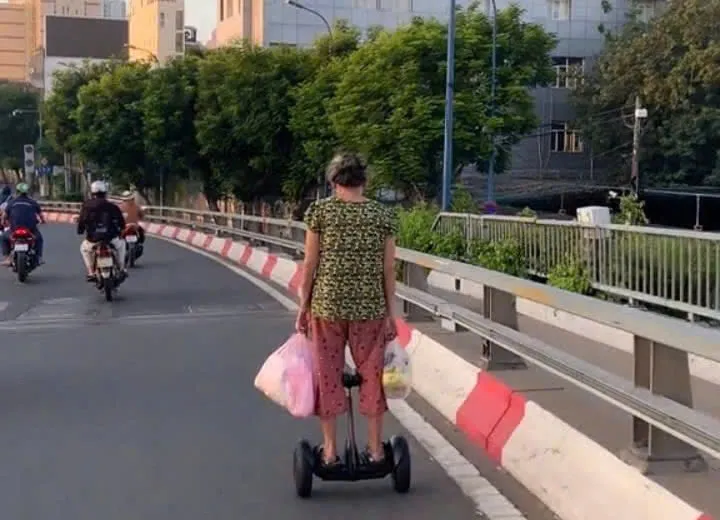 CSGT xử phạt người phụ nữ đi xe điện cân bằng trên cầu Khánh Hội