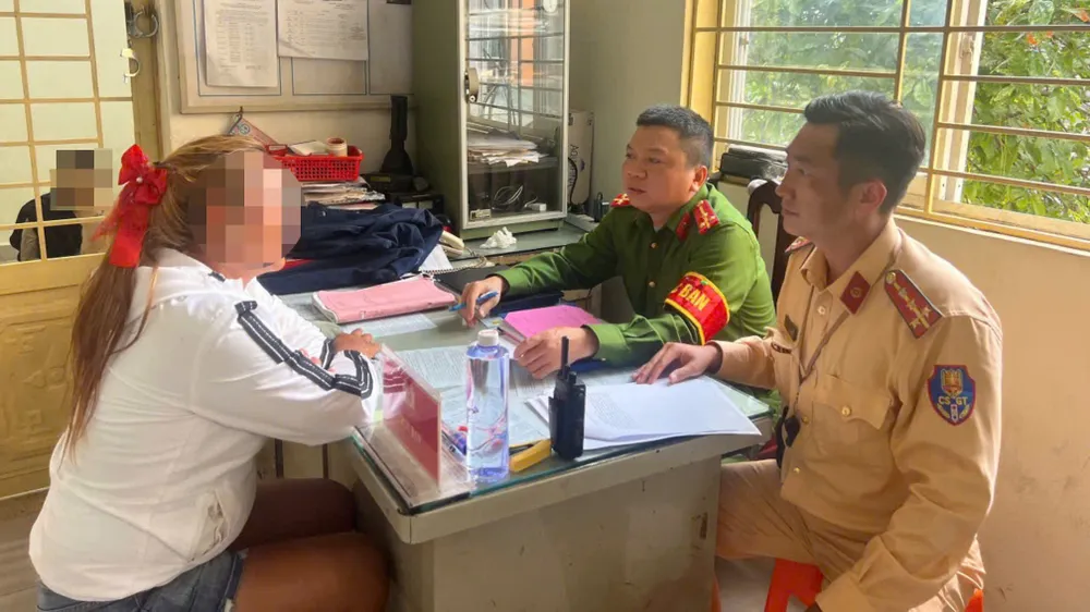 csgt-lam-viec-voi-co-gai-chay-xe-may-buong-hai-tay-dua-chan-len-troi (2).jpg