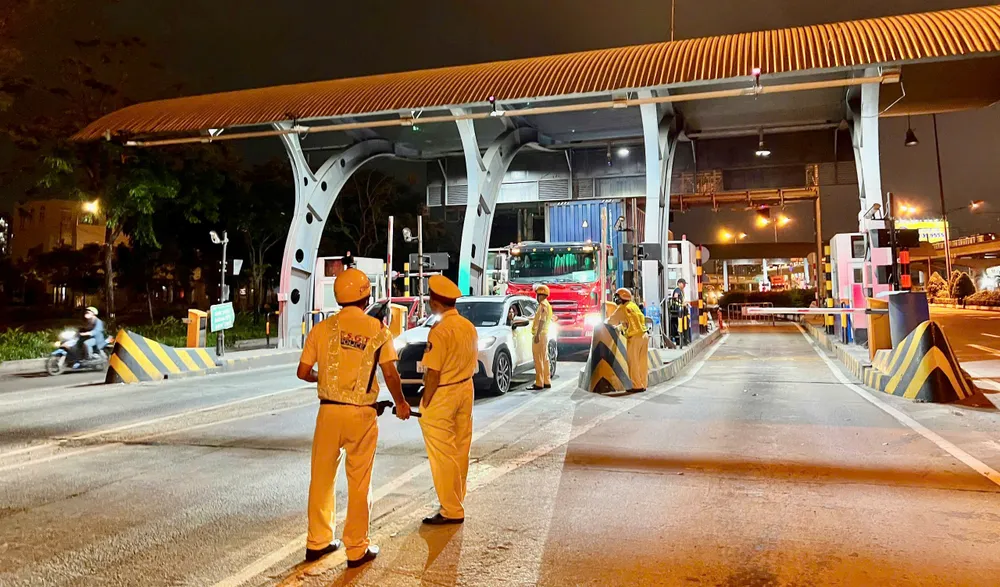 CSGT lập chốt kiểm tra trên đường Võ Nguyên Giáp. Ảnh: PHẠM HẢI Thông báo về việc cấm xe ô tô tải lưu thông vào nội đô TP.HCM dịp Lễ 30-4