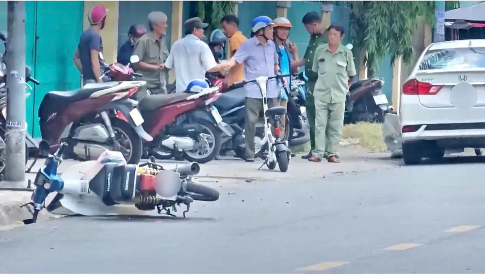 TP.HCM: Tai nạn liên hoàn trước cổng trường, 4 người bị thương