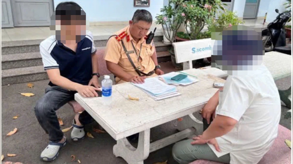 Cảnh sát giao thông lập biên bản tài xế gắn đèn, còi ưu tiên trái phép trên ô tô. TP.HCM: Tài xế bị lập biên bản vì gắn đèn, còi ưu tiên trái phép trên ô tô