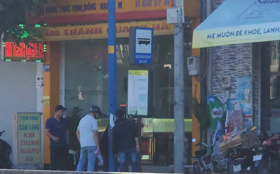 Hiện trường vụ cướp tiệm vàng ở huyện Hóc Môn