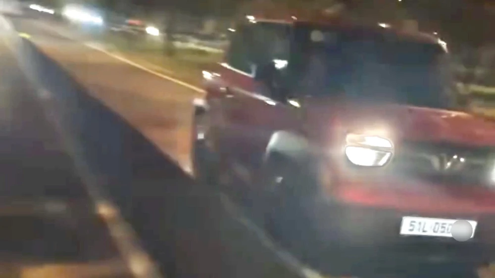 Xác minh xe ô tô đi ngược chiều trên đường song hành Xa Lộ Hà Nội