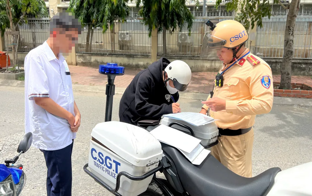 csgt-xu-phat-hang-loat-hoc-sinh-vi-pham-giao-thong (1).jpg