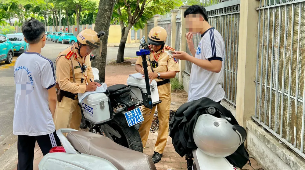 CSGT xử phạt hàng loạt học sinh vi phạm giao thông