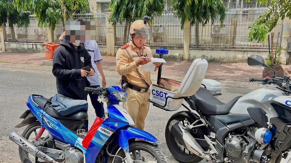 csgt-xu-phat-hang-loat-hoc-sinh-vi-pham-giao-thong (5).jpg