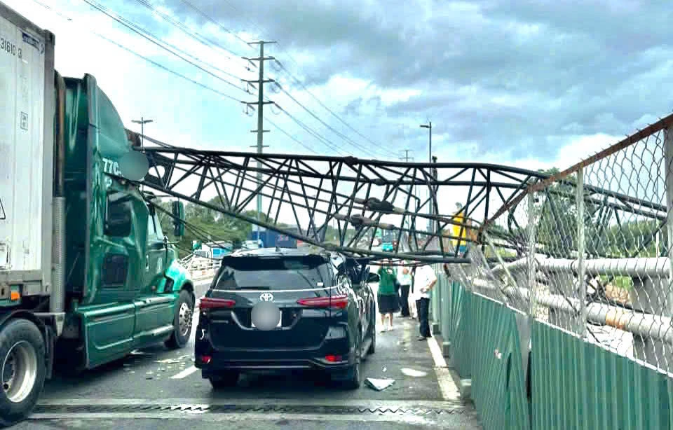 Cần cẩu công trình đổ đè trúng hai ô tô trên cầu vượt Mỹ Thủy